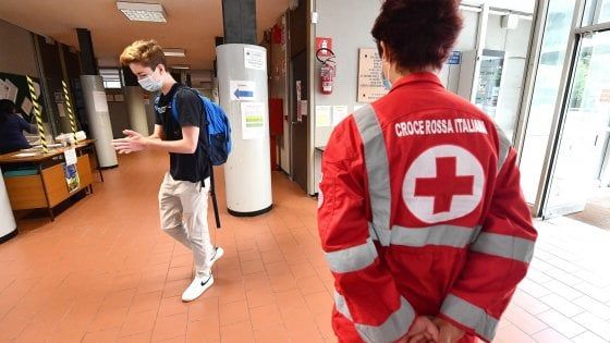 Scuola, le linee delle Regioni: due metri quadrati per studente, insegnanti in cattedra, niente mascherina in classe
