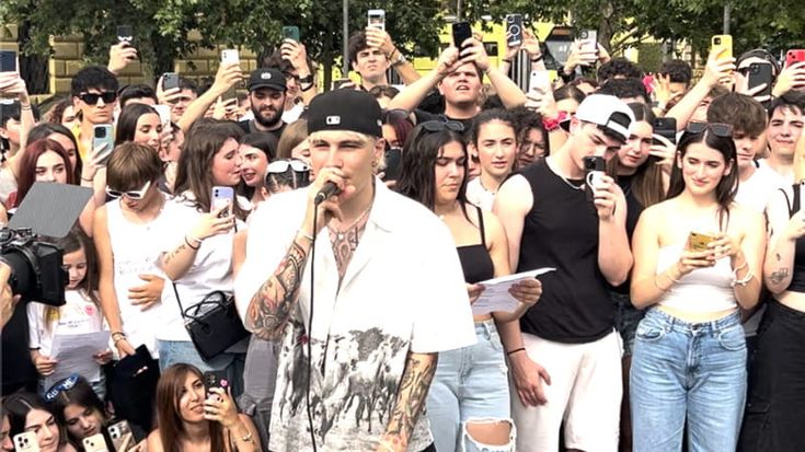 Il Tre, video in piazza con i fan per lanciare il singolo dell’estate: “Il mio invito meno triste del solito a camminare sulla luna”