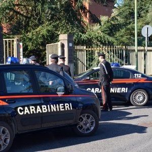 Brindisi, litiga con la madre che gli nega il bancomat e le frattura il femore: arrestato 27enne