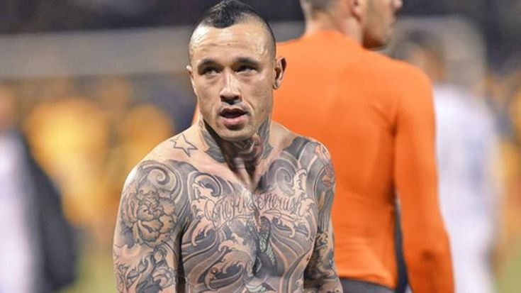 Passa col rosso senza patente: l’ultima bravata di Nainggolan, che cerca e trova sempre guai