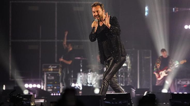 Cremonini sul palco, gioia e tormento: la fatica di un artista all’inseguimento di un sogno