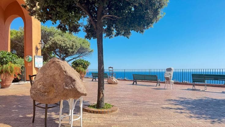 Capri, pietre grezze su sedie in bronzo: l’arte contemporanea sbarca a Punta Tragara