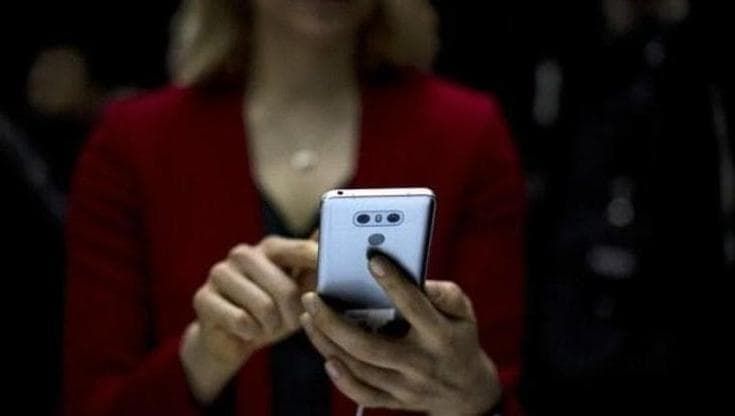 Due quattordicenni “spogliano” le prof con l’Ia e diffondono le foto in chat di classe: denunciati