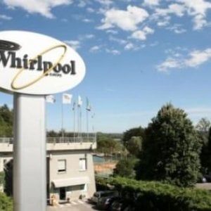 Whirlpool cede lo stabilimento di Napoli, insorgono i sindacati: "Subito incontro con Di Maio"