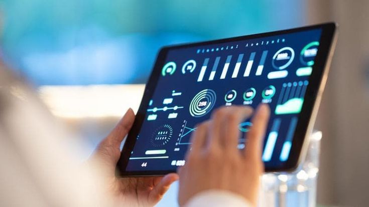 Crisi globali: le imprese investono in IA e nuove tecnologie, e puntano sull'efficienza operativa