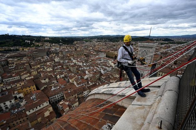 Novanta metri sopra Firenze, con gli operai-acrobati il monitoraggio del Duomo è uno spettacolo