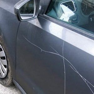 Perserguita l'ex compagna,  le distrugge i vestiti e le riga l'auto 