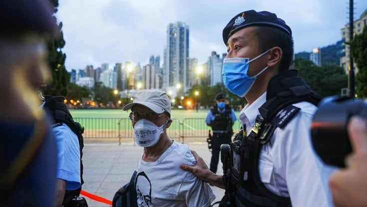 Tienanmen, gli attivisti di Hong Kong organizzano una caccia al tesoro per ricordare il massacro. Sei i fermi 