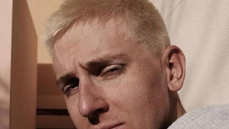 Pogacar, cambio di look: è diventato biondo in omaggio a Eminem