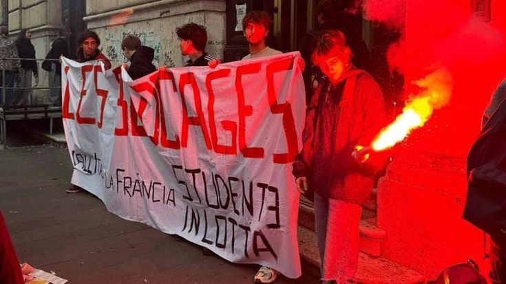 Scuola, la protesta degli studenti: fumogeni e striscioni, il corteo “Les Blocages” a San Lorenzo