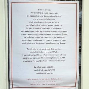 Coronavirus, a Roma spunta il cartello: "Il pregiudizio uccide più di un virus"