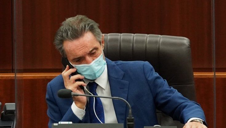 Caso camici, chiusa inchiesta sul governatore Fontana e altri 4: "Antepose suo interesse a quello pubblico". Rischia il processo