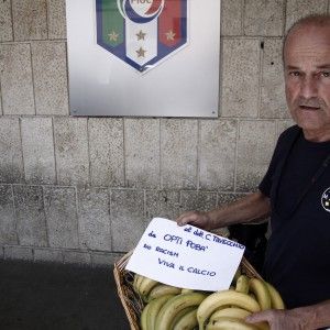 Da Bologna banane per Tavecchio