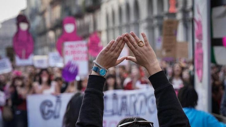 “Sotto al seno non è zona erogena”, donna molestata dal capo si batte contro l’archiviazione