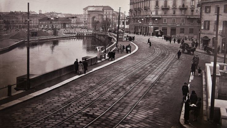 Le parole di Milano: un tempo eravamo bauscia e barlafus, ora ci briffiamo e ci diamo il timing per l'ape in Darsena