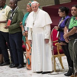 Migranti, Papa Francesco: "Si salvano le banche non gli uomini. Vergogna, è la bancarotta dell'umanità"
