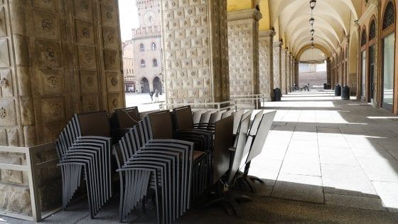 Coronavirus, chiusi negozi e locali: il risveglio di Bologna con le nuove limitazioni. La coda per la spesa online