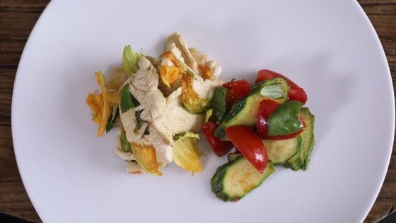 Gli straccetti di pollo incontrano le verdure e profumano di zenzero