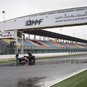 MotoGp, ancora rischio pioggia a Losail: gara potrebbe slittare a lunedì