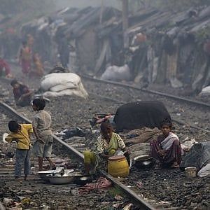 India, Calcutta: le suore di Madre Teresa distribuiscono cibo a 40mila famiglie in condizioni di povertà estrema