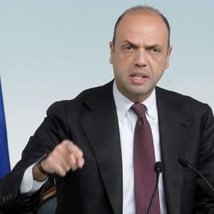 Alfano, "Saremo noi a sfidare Renzi, niente alleanze coi forzisti: sono lo scendiletto di Salvini"