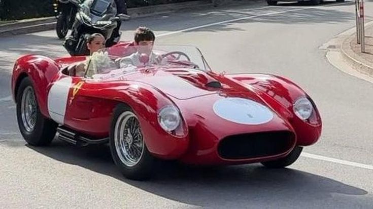 Leclerc sposo, a Montecarlo le nozze con Alexandra: il video sui social e il giro in Ferrari