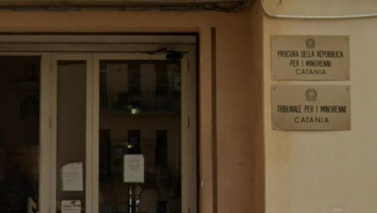 Catania, ragazzini in scooter senza casco scorrazzano davanti al tribunale