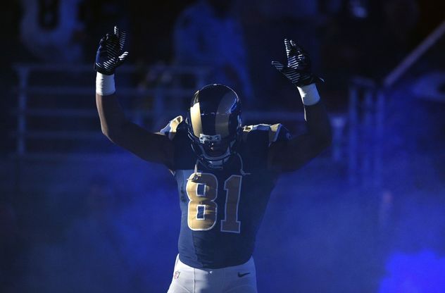 Ferguson, i giocatori dei Rams protestano alzando le mani
