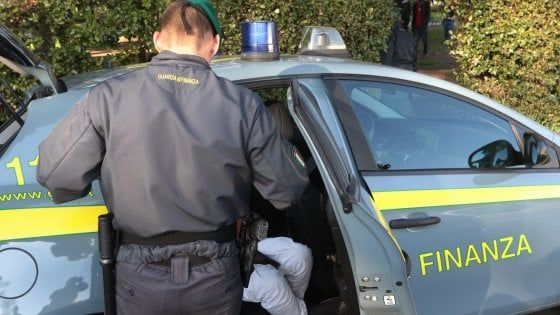 Bari, un arresto e 5 denunce per la truffa dei market: li inauguravano e poi sparivano con merce e soldi