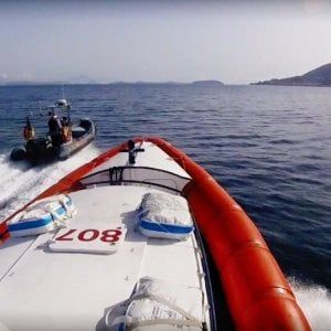  Diportisti in balia del mare, salvataggio al largo di Ischia