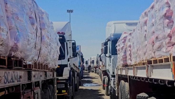 Gaza, lunghe file di tir a Rafah dopo il blocco degli aiuti umanitari imposto da Israele