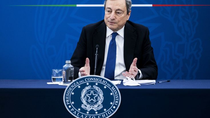 Draghi prepara il decreto sui vaccini: “Obbligo per chi lavora con i malati”