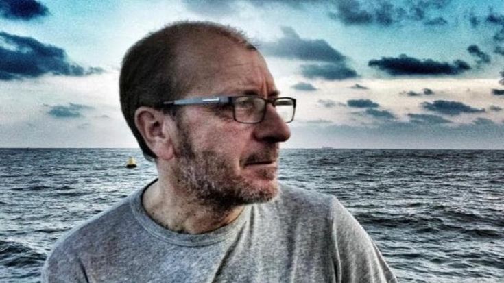 Dario Vergassola: “Io, un omino in barca. Tonni e turisti cafoni, vi racconto la mia vita in mare”