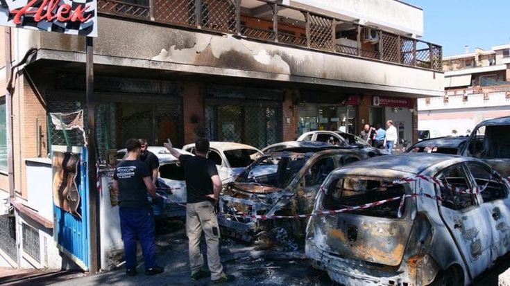 Acilia, sette auto a fuoco nella notte: danni anche a una palazzina