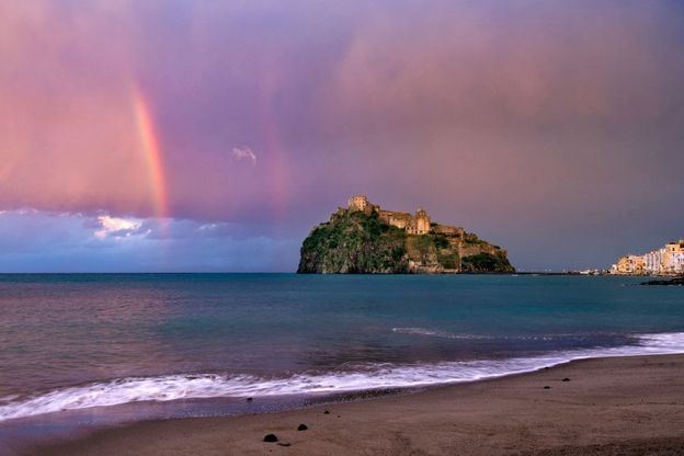 Arcobaleno e nuvole rosa, il cielo di Ischia è un incanto