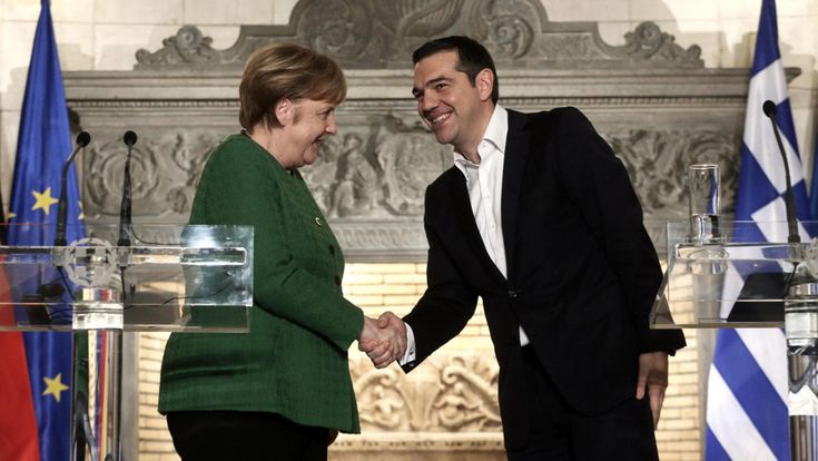 Il sorriso da ex nemici tra Merkel e Tsipras