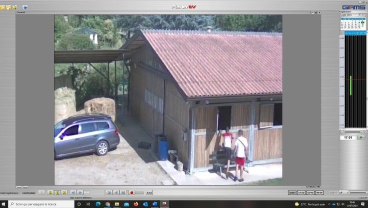 Cascina Biblioteca  Milano, i ladri in azione sotto l'occhio delle telecamere: rubate 13 selle