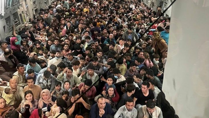 Afghanistan, Kabul: in quella foto del cargo strapieno nessuna gioia sul viso dei fuggitivi 