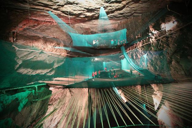 Giochi estremi nella cava: il trampolino &egrave; tra le rocce