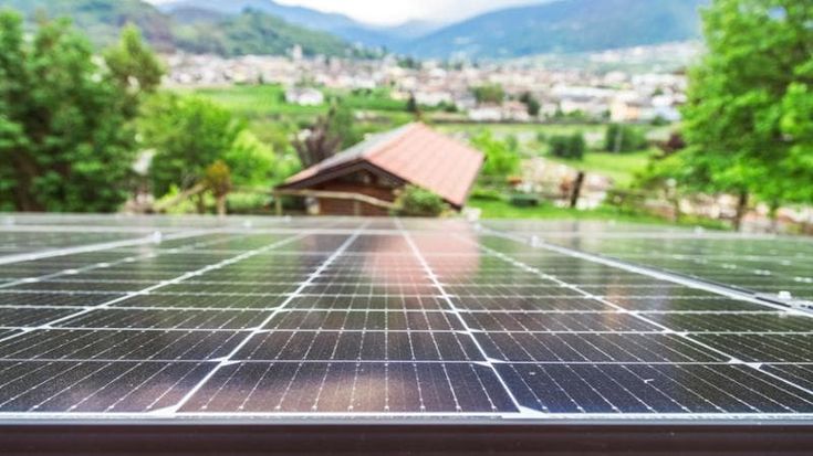 A maggio consumi elettrici in aumento. Il solare traina le rinnovabili