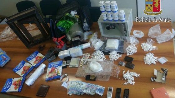 Roma, cocaina, hashish e munizioni in un seminterrato a San Basilio