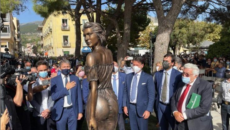 "Spigolatrice di Sapri", il sindaco: "Non riesco a vedere un inno al sessismo"
