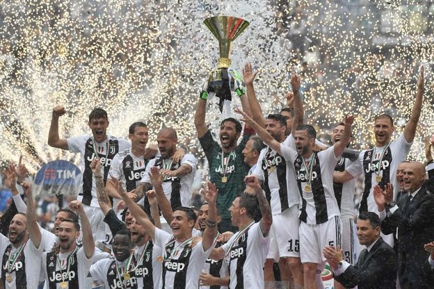 Juventus campione d'Italia: Buffon alza al cielo il trofeo