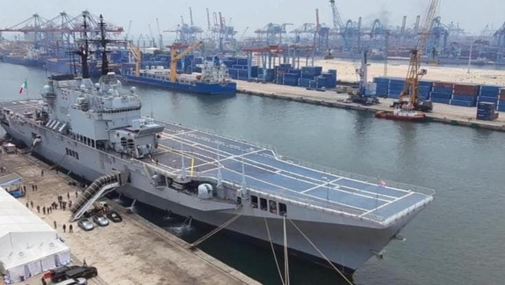 L'Indonesia riceve dall'Italia la sua prima portaerei: la Garibaldi entra nel porto di Giacarta