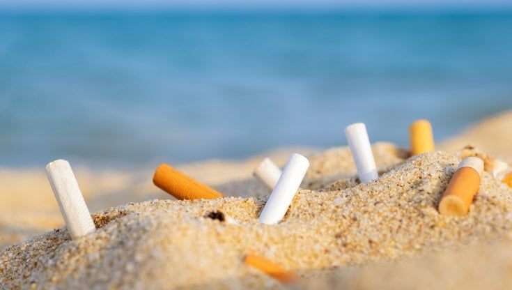 Piccoli rifiuti crescono e invadono fiumi, spiagge e mare