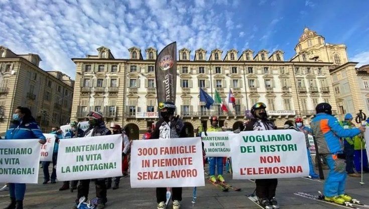 Torino, i maestri di sci in piazza contro il blocco a Natale: "Tremila famiglie sul lastrico"