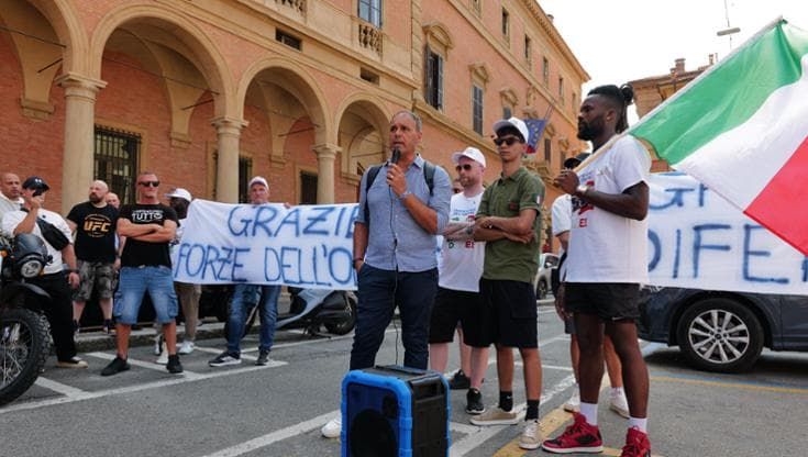 Influencer di destra insultano Fakir, frasi shock di Eterno. Anselmo: “Ci vediamo in tribunale”