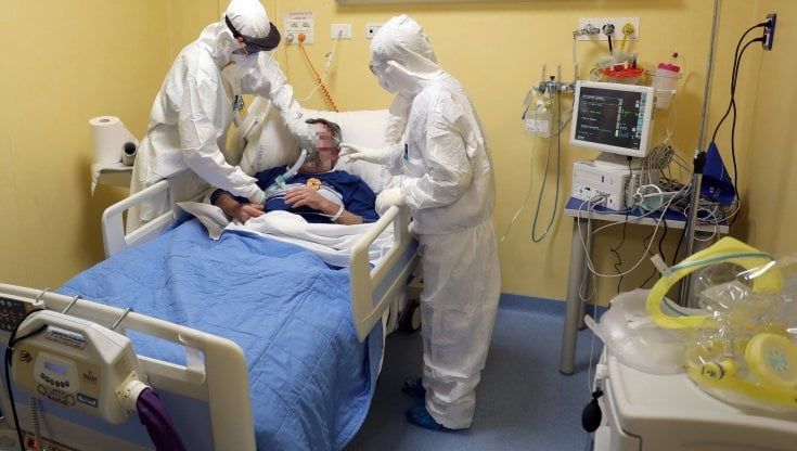 In Sicilia cala l'indice di trasmissibilità del virus, ma restano alti i contagi e il tracciamento è in tilt