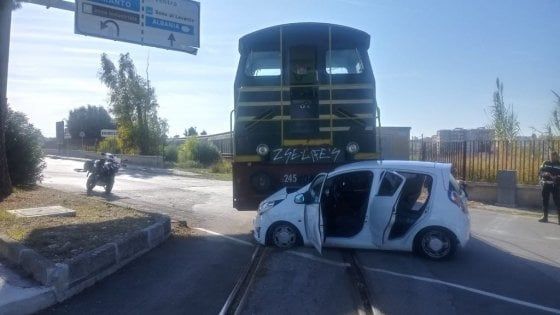 Brindisi, treno merci travolge un'auto: ferite tre donne. I semafori erano coperti