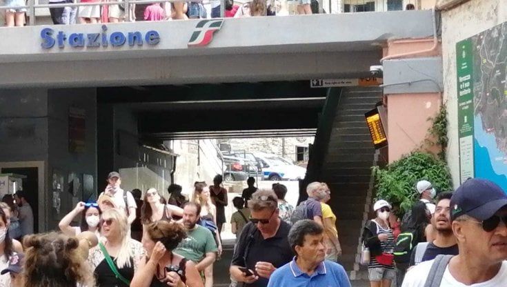 Cinque Terre boom: “Pieno di turisti come prima del Covid” Nonostante l’assenza degli americani e dei croceristi numeri esaltanti a luglio: 88 mila card poco meno che nel 2019